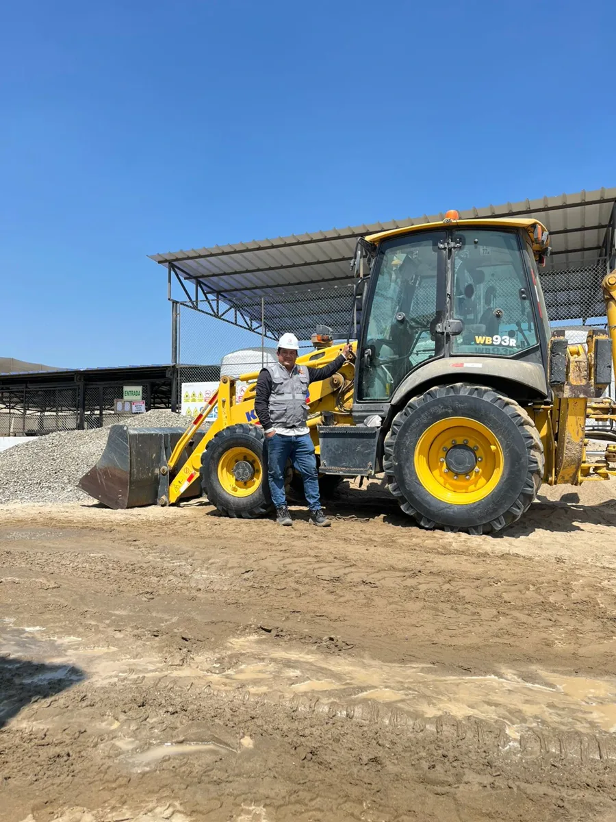 IMBO — Maquinaria pesada operando en proyecto de construcción civil, Lambayeque